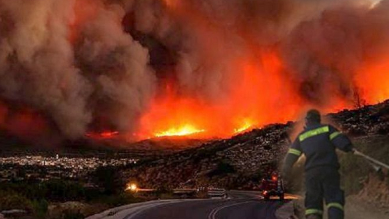 Για τρίτη μέρα καίγεται η Ζάκυνθος