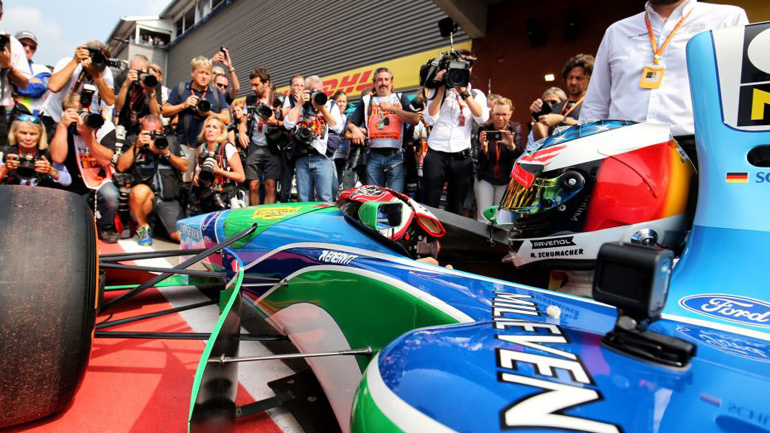 O μικρός Schumacher οδηγεί το μονοθέσιο του μπαμπά O μικρός Schumacher οδηγεί το μονοθέσιο του μπαμπά