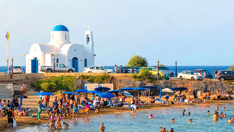 Κύπρος: Συνελήφθη αστυνομικός που αυνανιζόταν σε παραλία