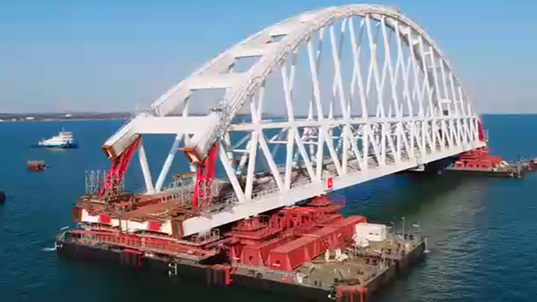 Άρχισε η εγκατάσταση γέφυρας που θα ενώνει την Κριμαία με τη ρωσική ενδοχώρα