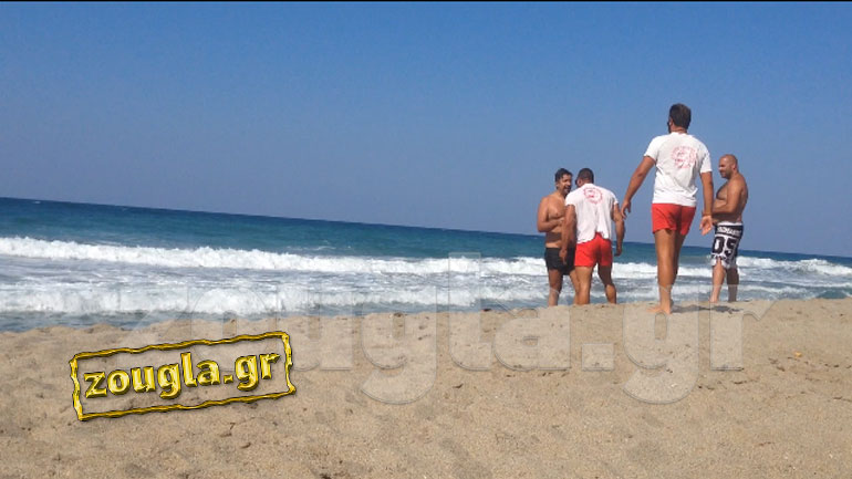 Παραλία Ρεθύμνου: Κρητικός ναυαγοσώστης βάζει στη θέση του απείθαρχο λουόμενο