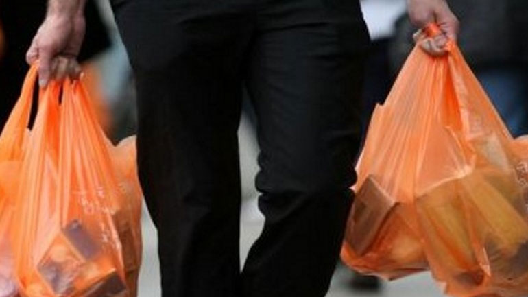 ΙΕΛΚΑ: Μόλις 1 στους 10 καταναλωτές με πλαστικές σακούλες μετά την επιβολή χρέωσης