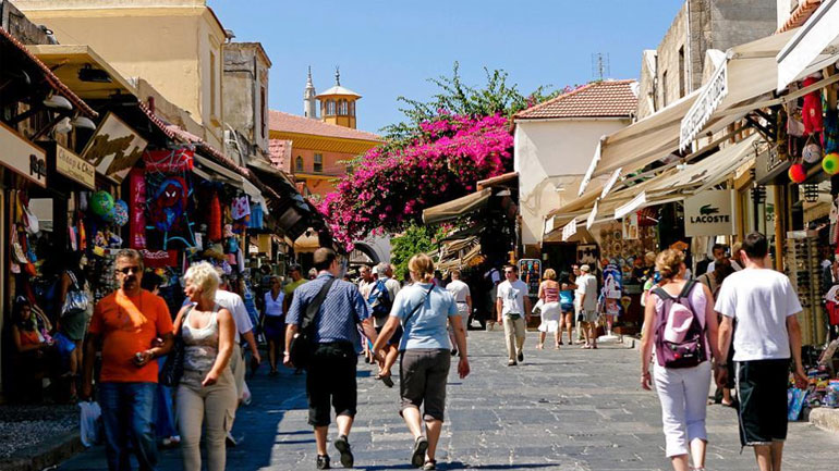 Πόσα χρήματα ξοδεύουν οι ξένοι τουρίστες στην Ελλάδα