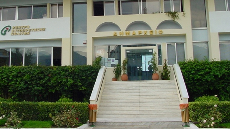 Πρώην υπάλληλος του δήμου Ν. Μάκρης τα έκανε «γυαλιά-καρφιά» στο δημαρχείο