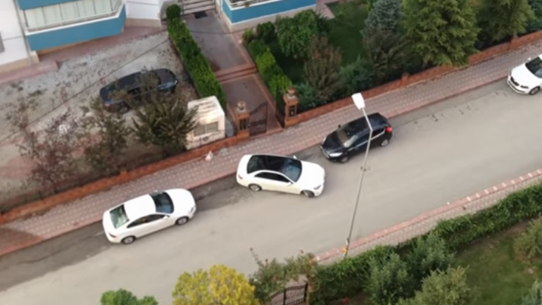 Ακόμη προσπαθεί να παρκάρει! Ακόμη προσπαθεί να παρκάρει!