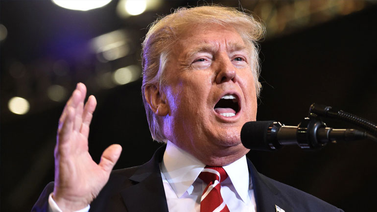 Ο Τραμπ δηλώνει πως «όλες οι επιλογές βρίσκονται πάνω στο τραπέζι»