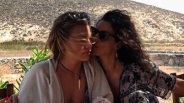 Δωροθέα Μερκούρη: Διακοπές στη Μύκονο με τις κόρες της!