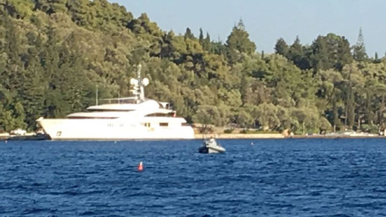 Η θαλαμηγός του Ριμπόλεφ στον Σκορπιό