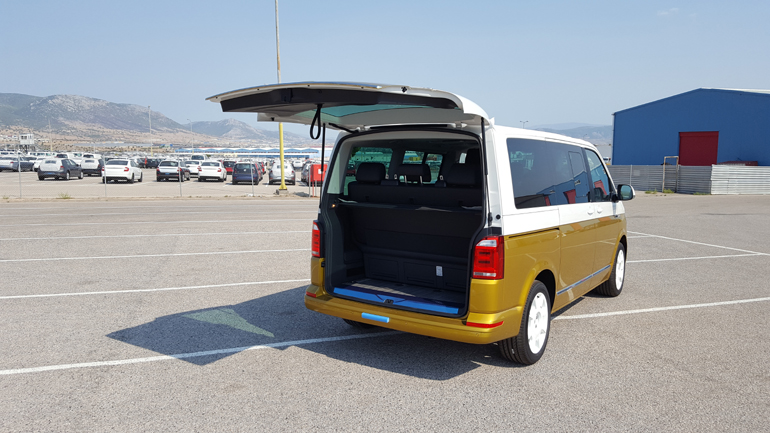 Η τεράστια πόρτα του χώρου αποσκευών...