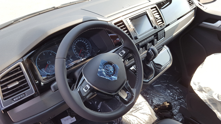 Το εσωτερικό του μοντέλου με τα... πλαστικά του αφού μόλις είχε φτάσει με νταλίκα στα logistics της εταιρείας