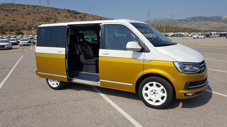 Το Bulli που έχει φτιαχτεί για τα 70 χρόνια διαθέτει μία μόνο πόρτα για τους πίσω επιβάτες...