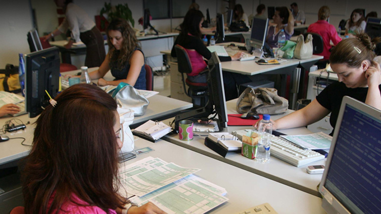 Κυβέρνηση: Αγκαλιά με το αγκάθι του Δημοσίου