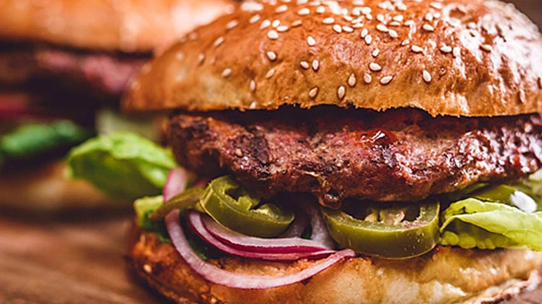 Burger τυλιγμένο με μπέικον