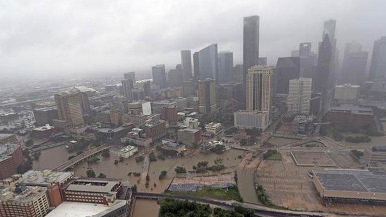 Σαρώνει ο τυφώνας Χάρβεϊ – Πληροφορίες για τουλάχιστον 20 νεκρούς