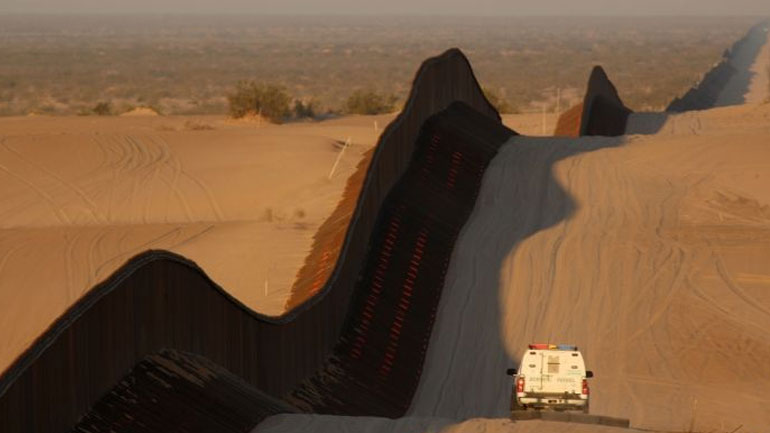 Η κυβέρνηση Τραμπ ανέθεσε σε τέσσερις εταιρείες να κατασκευάσουν «πρωτότυπα» του τείχους στα σύνορα με το Μεξικό