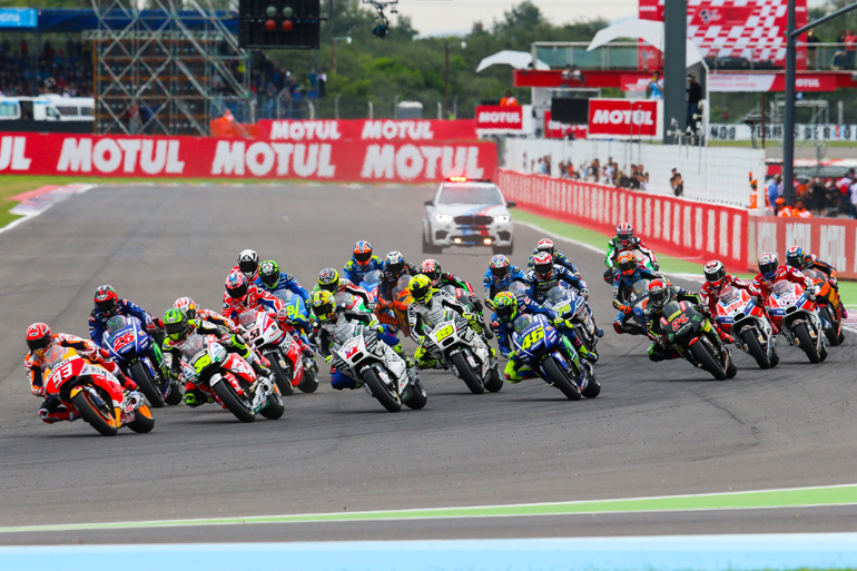 Το θέαμα στους αγώνες του MotoGP είναι συναρπαστικό από την αρχή μέχρι το πέσιμο της καρό σημαίας!