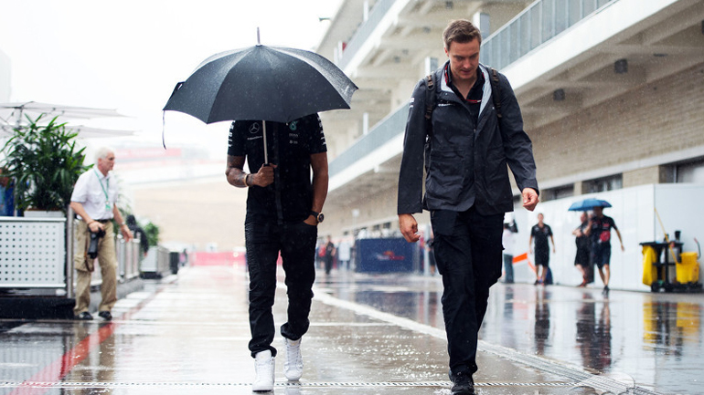 Παγώνει τις συζητήσεις με τον Hamilton η Mercedes