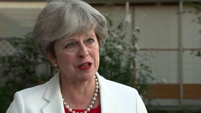 «Δεν σκοπεύω να παραιτηθώ» διαβεβαιώνει η Τερέζα Μέι