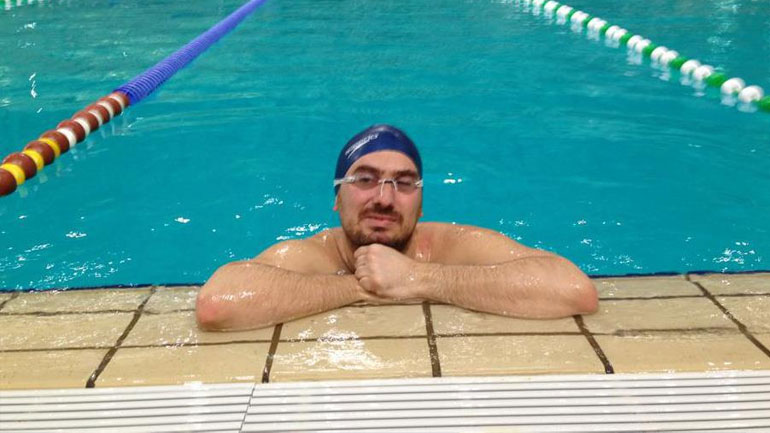 O Kώστας Νικολόπουλος στην πισίνα
