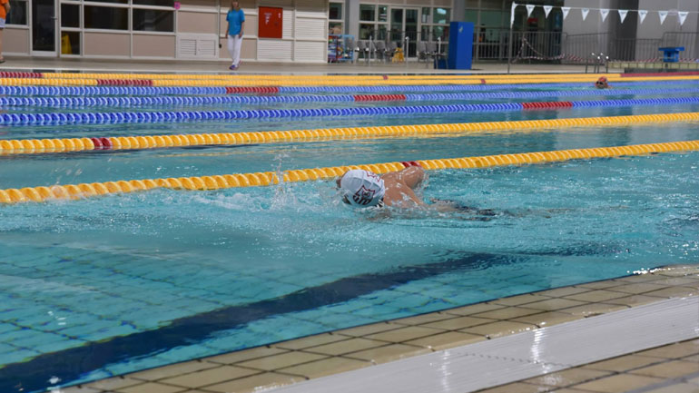 Μέσα στην πισίνα όπου νιώθει ελεύθερος