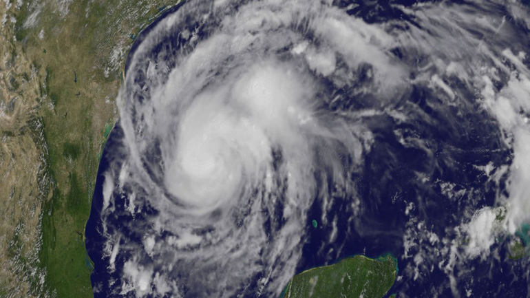 Εξασθενεί ο «Χάρβεϊ», οι κίνδυνοι παραμένουν