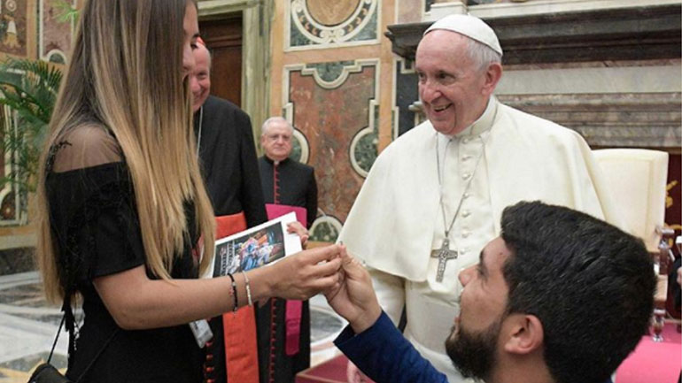 Ιταλία: Βουλευτής έκανε πρόταση γάμου ενώπιον του Πάπα Φραγκίσκου