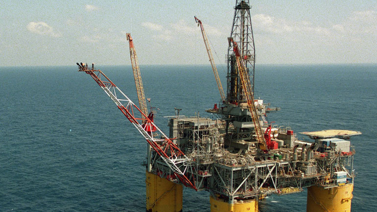 ΗΠΑ: Περίπου το 13,5% της παραγωγής πετρελαίου από τον Κόλπο παραμένει εκτός λειτουργίας από τον τυφώνα Χάρβεϊ