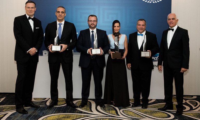 Από αριστερά προς δεξιά: Jonathan Williams για την Ford Ευρώπης, Στέλιος Κουτελόπουλος για την Autotechnica Hellas A.Τ.E.E (Αττική / Ηράκλειο Κρήτης), Σταύρος Γκαρτζονίκας για την Κ. Γκαρτζονίκας Α.Ε.Β.Ε. (Ιωάννινα), Κωνσταντίνα Αναστασίου για την Ν. Αναστασίου Α.Ε. (Λάρισα / Βόλος), Τάσος Χατζής για την Βροχίδης – Χατζής Α.Ε. (Θεσσαλονίκη), Νίκος Νοταράς για την Ford Motor Ελλάς