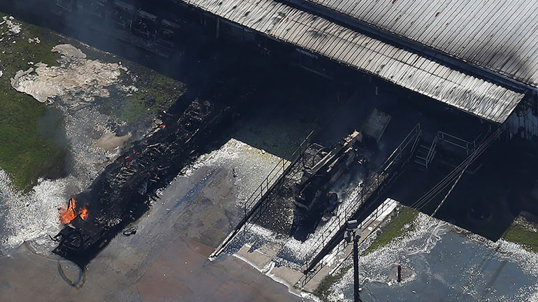 ΗΠΑ: Φλόγες και μαύρος καπνός στο εργοστάσιο της Arkema στο Τέξας