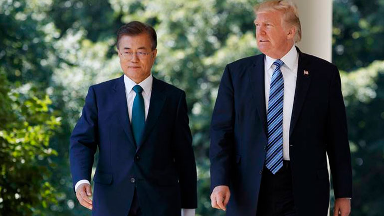 Τραμπ και Μουν συμφώνησαν να συνεχίσουν να ασκούν πίεση στη Βόρεια Κορέα