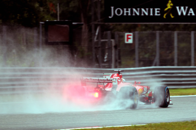 H βροχή δεν ταίριαζε στα κόκκινα μονοθέσια...