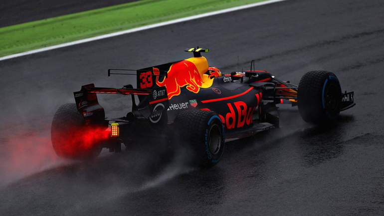 Τα μονοθέσια της Red Bull σημείωσαν τον 2ο και 3ο καλύτερο χρόνο όμως θα εκκινήσουν από τις τελευταίες θέσεις (14η ο Verstappen και 17η ο Ricciardo αντίστοιχα)εξαιτίας των ποινών που έχουν δεχτεί...