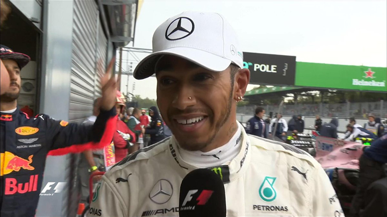 Ο Lewis Hamilton έχει κάθε λόγο να χαμογελά καθώς από... σήμερα είναι ο πιλότος με τις περισσότερες Pole Position (69) στην ιστορία της Formula 1