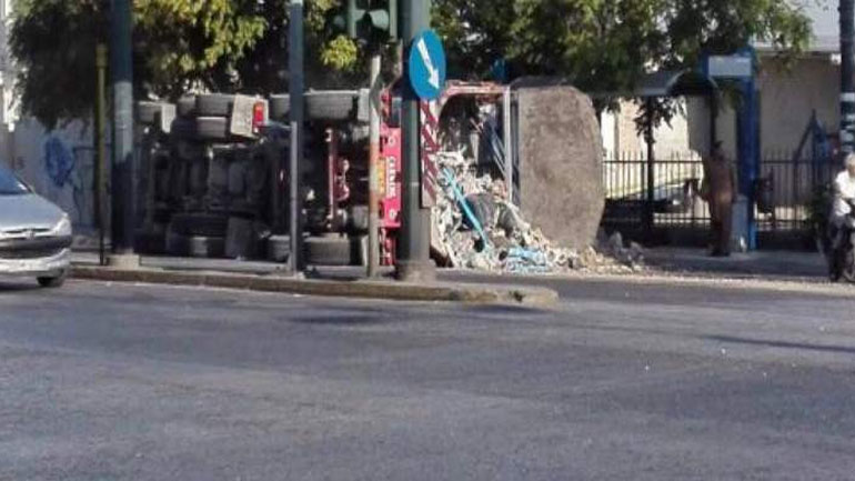 Φορτηγό ανετράπη στην Πέτρου Ράλλη