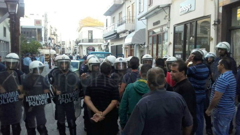 Κρήτη: Πήγαν με τα ΜΑΤ να κατασχέσουν μαγαζί – Συγκρούσεις και επεισόδια