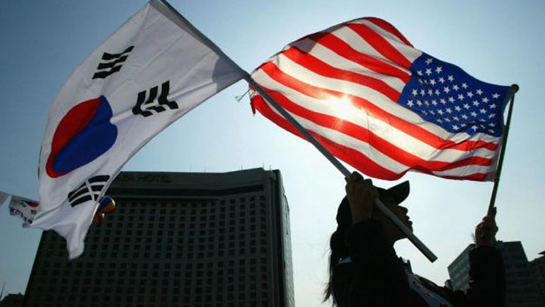 Ο Τραμπ αφήνει ανοικτό το ενδεχόμενο ακύρωσης της συμφωνίας ελεύθερων εμπορικών συναλλαγών με τη Νότια Κορέα