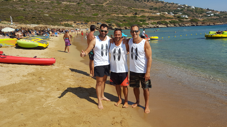 Από αριστερά στην Άνδρο: Βασίλης Σαρημπαλίδης, Γιώργος Φράγκος (παγκόσμιος πρωταθλητής στο Wind Surfing) και Στήβεν Σίρτης