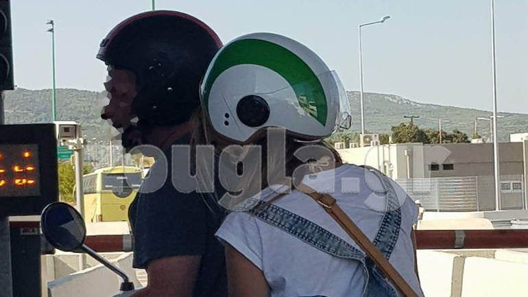 Γυναίκα – συνεπιβάτης φορούσε το κράνος ανάποδα!