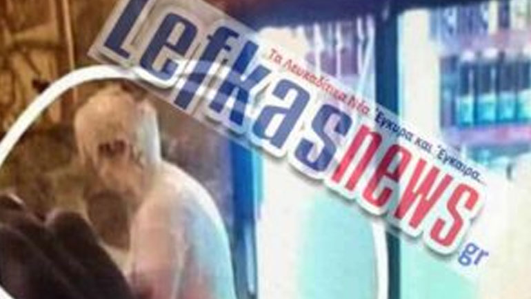 Ντοκουμέντο: Ιδιοκτήτης καταστήματος λούζει με μείγμα κρέπας εφοριακό που έχει πάει για έλεγχο