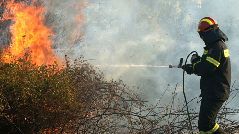 Σε εξέλιξη πυρκαγιά στον Άγιο Αθανάσιο Μεσσηνίας
