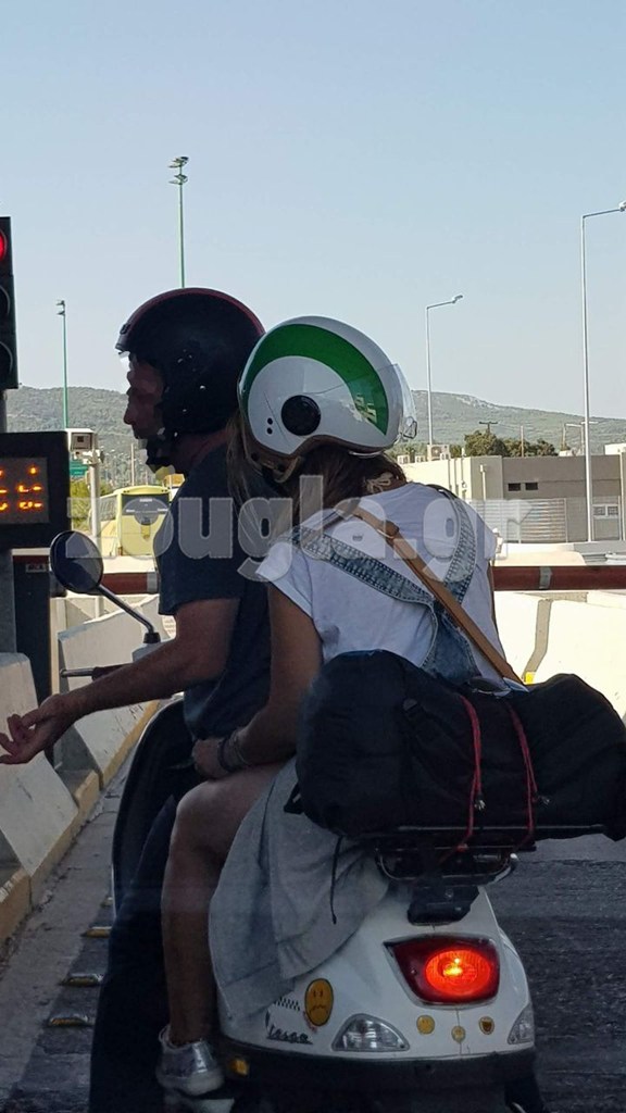 Η συνοδηγός φορά το κράνος ανάποδα...