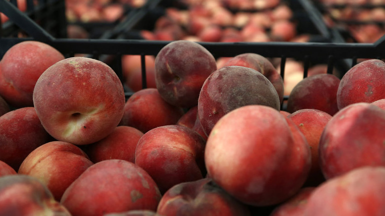 Δεσμεύτηκαν 3,6 τόνοι ροδάκινα στον Πειραιά