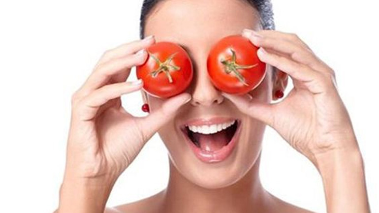 Μάσκα προσώπου με ντομάτα για να μοιάζεις 5 χρόνια νεότερη!
