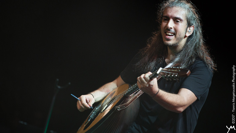 Ο Γιάννης Χαρούλης στο Κατράκειο Θέατρο στη Νίκαια