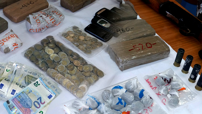 Επιχείρηση-σκούπα με “σοδειά” 23 κιλά ηρωίνη Επιχείρηση-σκούπα με “σοδειά” 23 κιλά ηρωίνη