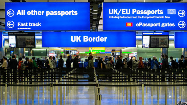 Guardian: Μέτρα για τη μείωση του αριθμού των Ευρωπαίων μεταναστών αμέσως μόλις ολοκληρωθεί το Brexit