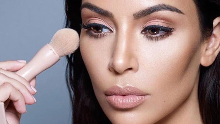Το beauty trick της Kim Kardashian για την αφαίρεση του foundation από τα ρούχα