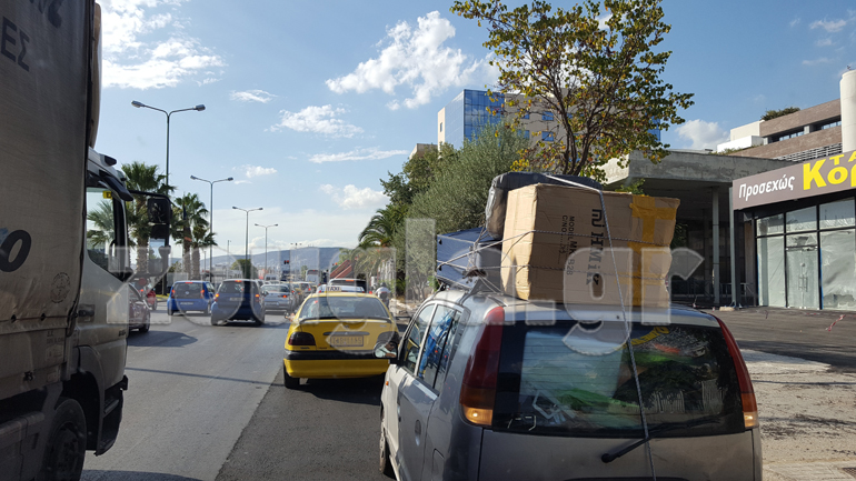 Φορτωμένο μέχρι τελικής... πτώσης και με τα φώτα της όπισθεν μόνιμα αναμμένα!