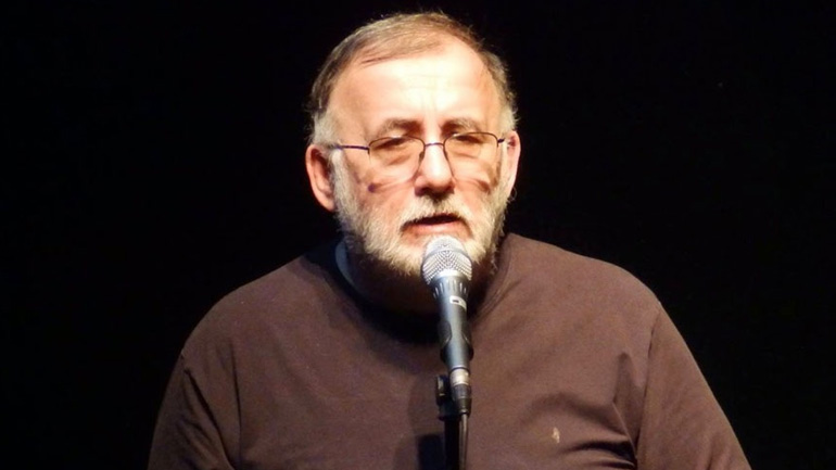 Η πρώτη φωτογραφία του Θάνου Μικρούτσικου μετά τη χειρουργική επέμβαση