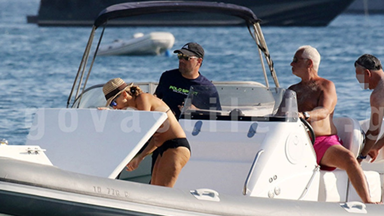 Άδωνις Γεωργιάδης & Ευγενία Μανωλίδου: Διακοπές στο νησί των ανέμων με τα παιδιά τους